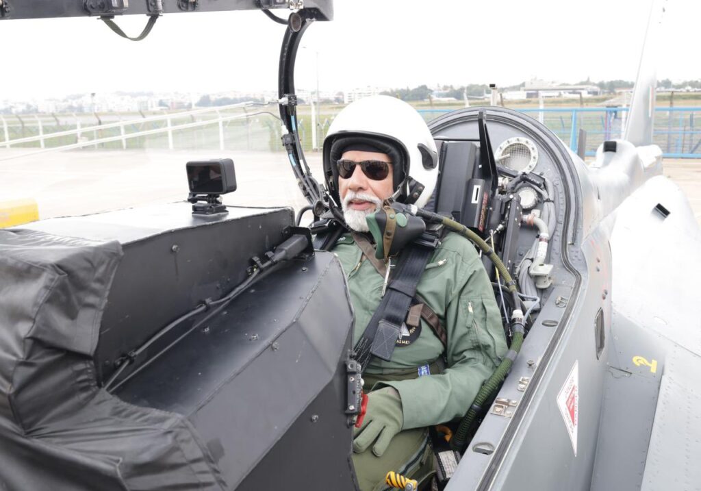 Tejas Aircraft: PM Narendra Modi ने बेंगलुरु में तेजस विमान से भरी उड़ान 2 Tejas Aircraft