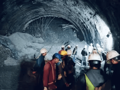 Uttarkashi Tunnel Collapse: अब तक टनल में फंसे हैं 40 मजदूर, रेस्क्यू टीम कर रही उन्हें सुरक्षित निकालने की पूरी जुगाड़