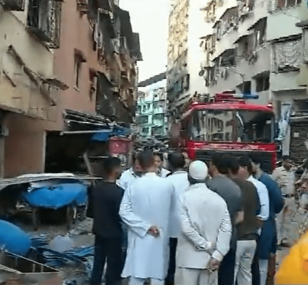 Mumbai: ठाणे के स्क्रैप दुकान में हुआ विस्फोट, 10 वर्षीय लड़के सहित तीन लोग घायल 2 Mumbai