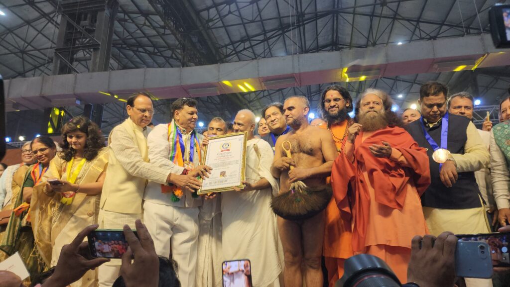 Mumbai: महावीर स्वामी के निर्वाण महोत्सव पर बना दस World Record, 25550 मीटर कपड़े पर हस्तलिखित महाध्वज का हुआ विमोचन 2 Mumbai