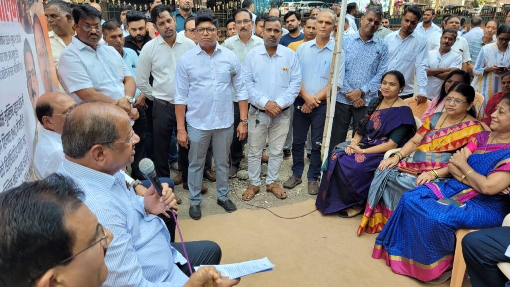 Mumbai: BMC के खिलाफ धरना पर बैठे BJP सांसद गोपाल शेट्टी और विधायक सुनील राणे 2 Mumbai