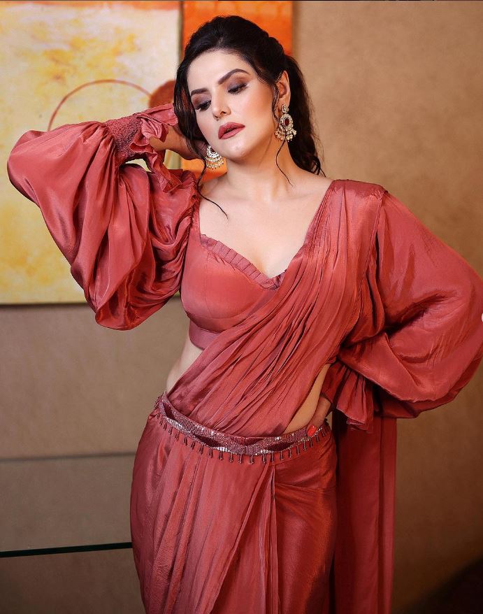 Zareen Khan: एक महीने में 2 बार कोर्ट में पेश हुईं जरीन खान, धोखाधड़ी का लगा है संगीन आरोप 3 Zareen Khan