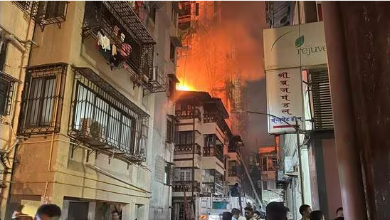 Mumbai Fire: गिरगांव चौपाटी की एक इमारत में आग लगने से मां-बेटे की मौत 2 Mumbai Fire