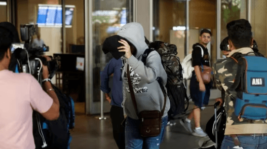 Mumbai: फ्रांस द्वारा रोके गए विमान के मुंबई में उतरने के बाद CISF ने भारतीय यात्रियों से की पूछताछ 1 Mumbai