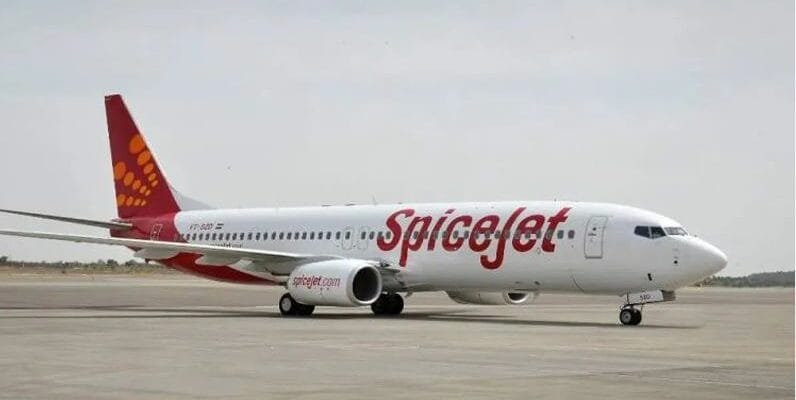 SpiceJet News: फ्लाइट के टॉयलेट में फंसे शख्स का आरोप: बोला- सबको उतारने के बाद किया मेरा रेस्क्यू, नहीं मिली कोई मेडिकल हेल्प 1 SpiceJet News
