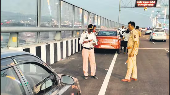 Mumbai Trans Harbour Link: सेल्फी लेने वालों पर जुर्माने की कार्रवाई जारी, 1600 से अधिक लोगों पर जुर्माना 1 Mumbai Trans Harbour Link: सेल्फी लेने वालों पर जुर्माने की कार्रवाई जारी, 1600 से अधिक लोगों पर जुर्माना