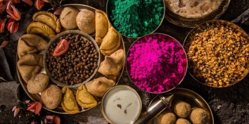 रंगों से सजाएं होली, पर प्रकृति पर भी जाए ज़रा नज़र! – इको-फ्रेंडली होली मनाने के 11 नायाब तरीके 1 रंगों से सजाएं होली, पर प्रकृति पर भी जाए ज़रा नज़र! – इको-फ्रेंडली होली मनाने के 11 नायाब तरीके
