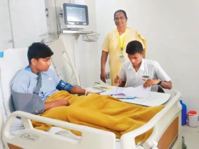 मुंबई: एग्जाम के पहले दिन हुआ एक्सीडेंट, पर हिम्मत नहीं हारी! अस्पताल के बेड से लड़का दे रहा है SSC पेपर