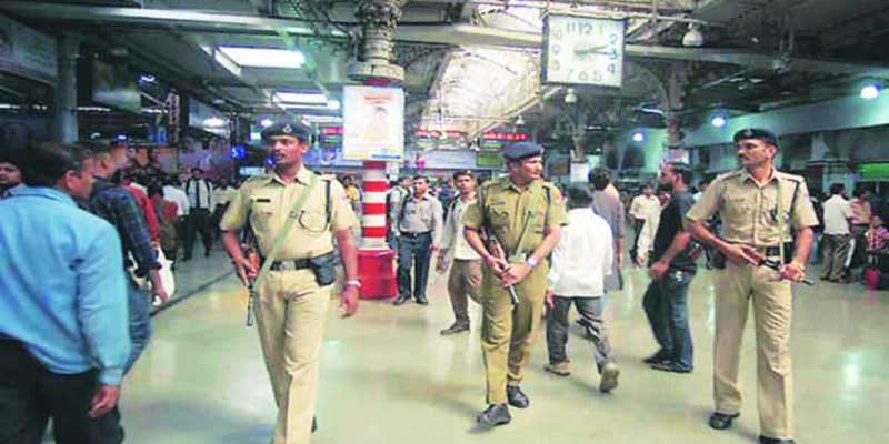 मुंबई रेलवे में चोरी की वारदातों पर अंकुश! RPF की सख्ती, 121 अपराधी गिरफ्तार, लाखों का सामान बरामद