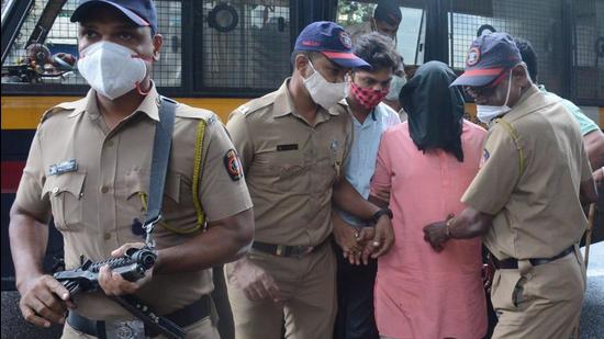 नवी मुंबई: हॉकर्स का गुंडाराज! शिकायत करने पर महिला से बदसलूकी, पुलिस ने दर्ज किया मामला