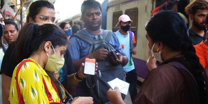 मुंबई लोकल: टिकट नहीं लिया तो क्या हुआ? महिला ने टीटीई का हाथ ही काट लिया!