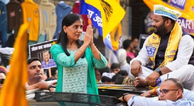 पति के बचाव में उतरीं सुनीता केजरीवाल, रोड शो से AAP प्रचार में भरी जान 1 पति के बचाव में उतरीं सुनीता केजरीवाल, रोड शो से AAP प्रचार में भरी जान