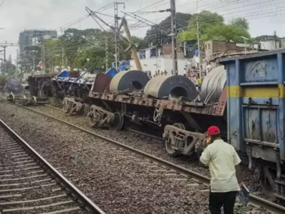 मुंबई में मालगाड़ी पटरी से उतरी, कई ट्रेनें रद्द, यात्री परेशान!