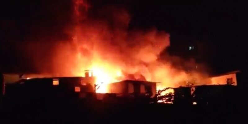 धारावी में भीषण आग! 6 लोग झुलसे, लकड़ी-फर्नीचर सब खाक! -VIDEO 1 Huge fire in Dharavi! 6 people burnt, wood and furniture all destroyed