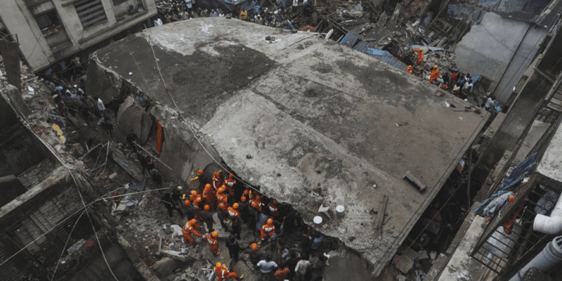 विक्रोली में इमारत का हिस्सा गिरा, 2 बुजुर्गों की मौत 1 विक्रोली में इमारत का हिस्सा गिरा, 2 बुजुर्गों की मौत