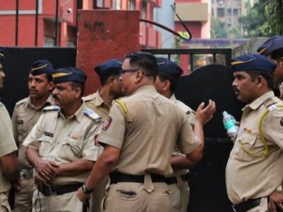 महिला पुलिस अफसर कांड: रिश्वत के लिए मांगा मोबाइल, फिर हुआ गिरफ्तार!