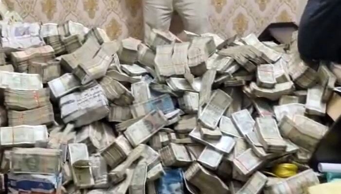 मंत्री के पीएस के नौकर के घर मिले ₹30 करोड़: रांची में ED की रेड, नोटों की गिनती जारी 1 रांची में ED की रेड