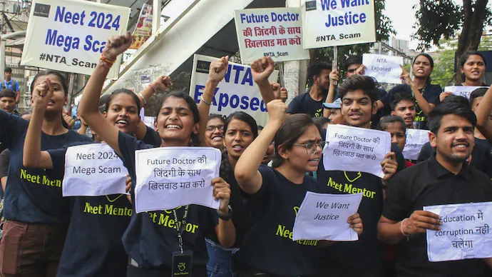 महाराष्ट्र भी NEET पेपर लीक की चपेट में: पुलिस ने 2 शिक्षकों को पकड़ा