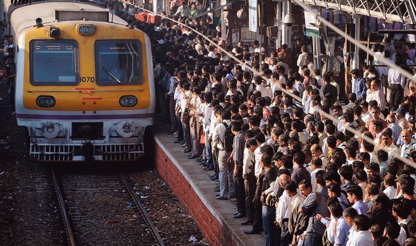 ट्रेनों में स्टंट करने वाले हो जाएं सावधान: रेलवे की सख्त चेतावनी