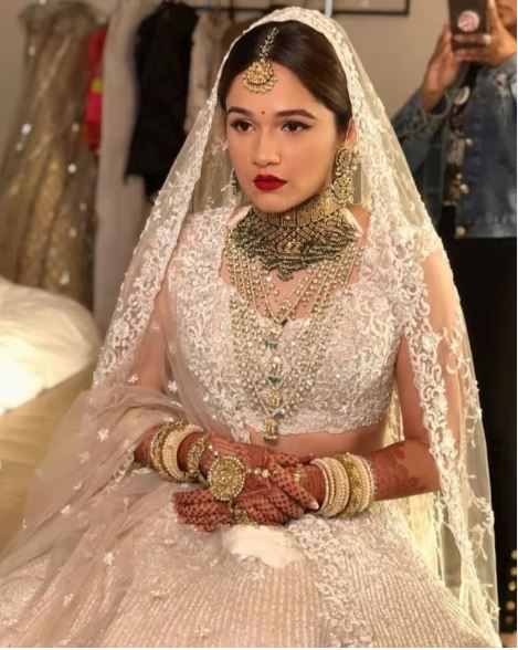 Anant-Radhika Wedding: शादी में राधिका मर्चेंट ने पहना अपनी बहन का कुंदन चोकर, लगीं बला की खूबसूरत 3 राधिका मर्चेंट
