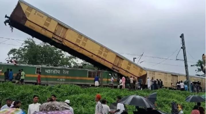 कंचनजंघा एक्सप्रेस और मालगाड़ी की टक्कर: बिजली चमकने की वजह से हुआ हादसा 1 कंचनजंघा एक्सप्रेस