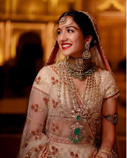 Anant-Radhika Wedding: शादी में राधिका मर्चेंट ने पहना अपनी बहन का कुंदन चोकर, लगीं बला की खूबसूरत 4 राधिका मर्चेंट