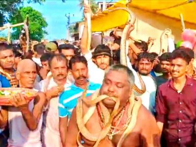 बिहार के समस्तीपुर में अनोखा मेला: हजारों की भीड़, गले में सांप, नागपंचमी पर नागों के साथ खेलते लोग
