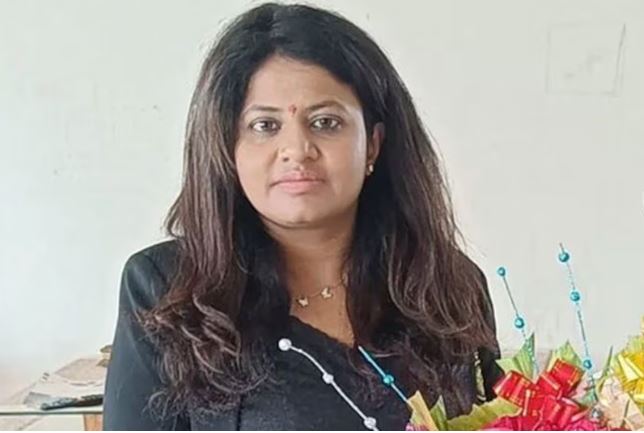 IAS Pooja Khedkar की बढ़ी और मुश्किल, FIR हुई दर्ज, पात्रता रद्द करने को लेकर नोटिस जारी 2 IAS Pooja Khedkar