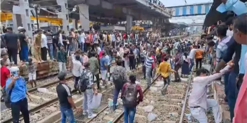 यौन शोषण के विरोध में भड़का बदलापुर, पुलिस लाठीचार्ज के बाद रेलवे ट्रैक खाली, ट्रेन सेवा फिर से शुरू