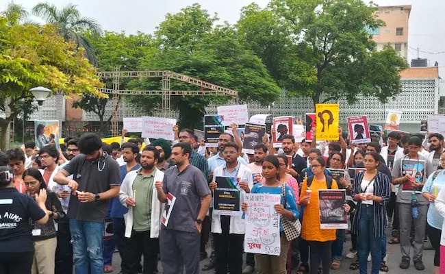 AIIMS में फिर शुरू हुआ इलाज, डॉक्टरों की हड़ताल खत्म, जानिए क्यों वापस लौटे काम पर!