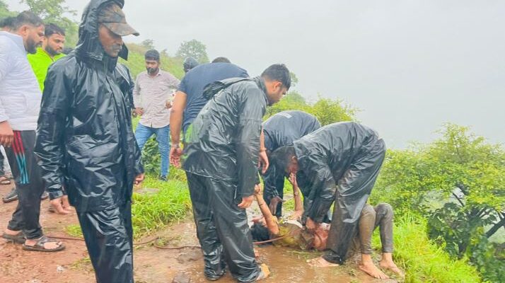 महाराष्ट्र: फिर एक लड़की को सेल्फी लेना पड़ा महंगा, 100 फीट गहरी खाई में गिरी, किया गया रेस्क्यू 1 महाराष्ट्र