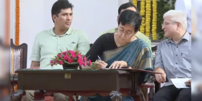 दिल्ली की सबसे युवा मुख्यमंत्री बनीं आतिशी: शपथ ग्रहण में छुए केजरीवाल के पैर; जानें नई CM की कहानी
