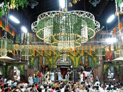 बुलडोजर की मांग: मथुरा के बांके बिहारी मंदिर में मजार पर बवाल