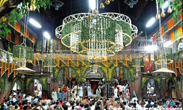 बुलडोजर की मांग: मथुरा के बांके बिहारी मंदिर में मजार पर बवाल