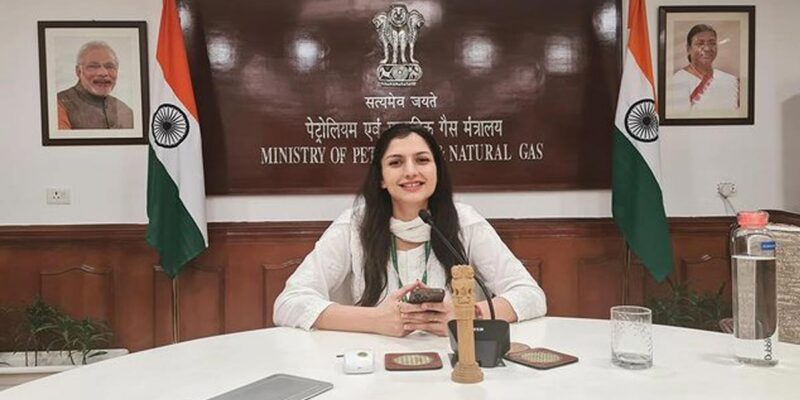 IAS Pari Bishnoi: चर्चा में हैं परी बिश्नोई, UPSC के लिए छोड़ दिया था सोशल मीडिया, साध्वी की तरह बिताई जिंदगी 1 IAS Pari Bishnoi: चर्चा में हैं परी बिश्नोई, UPSC के लिए छोड़ दिया था सोशल मीडिया, साध्वी की तरह बिताई जिंदगी