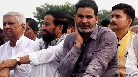 Prashant Kishor U Turn: विरोधियों के हमलों के बाद प्रशांत किशोर का यू-टर्न, जानिए कैसे बदल गई शराबबंदी पर जन सुराज की नीति! 1 Prashant Kishor U Turn: विरोधियों के हमलों के बाद प्रशांत किशोर का यू-टर्न, जानिए कैसे बदल गई शराबबंदी पर जन सुराज की नीति!