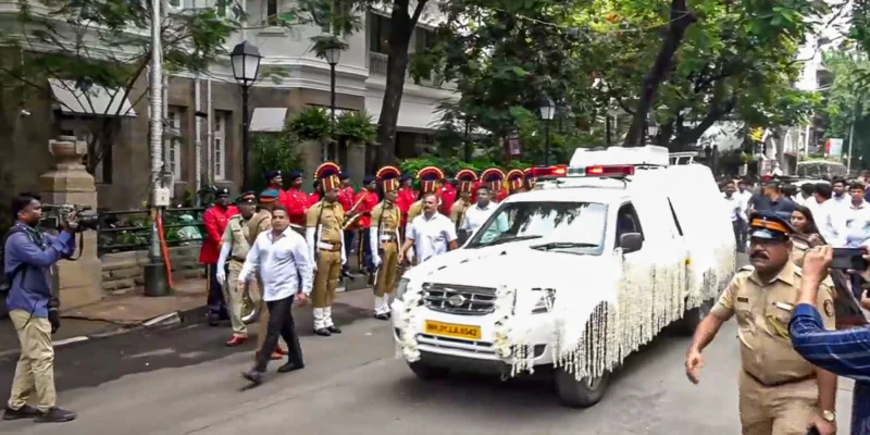 Ratan Tata Funeral: रतन टाटा का अंतिम संस्कार, टॉवर ऑफ साइलेंस से क्यों हटकर अपनाई गई हिंदू रीति?