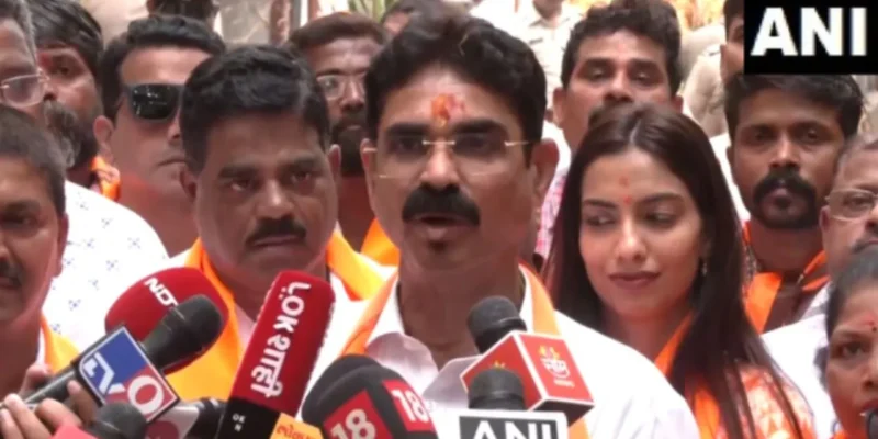 Thackeray Family Reunion: क्या फिर एक होगा ठाकरे परिवार? बाला नंदगांवकर का दावा, दोनों ठाकरे भाइयों को लाएंगे एक मंच पर! 1 Thackeray Family Reunion: क्या फिर एक होगा ठाकरे परिवार? बाला नंदगांवकर का दावा, दोनों ठाकरे भाइयों को लाएंगे एक मंच पर!