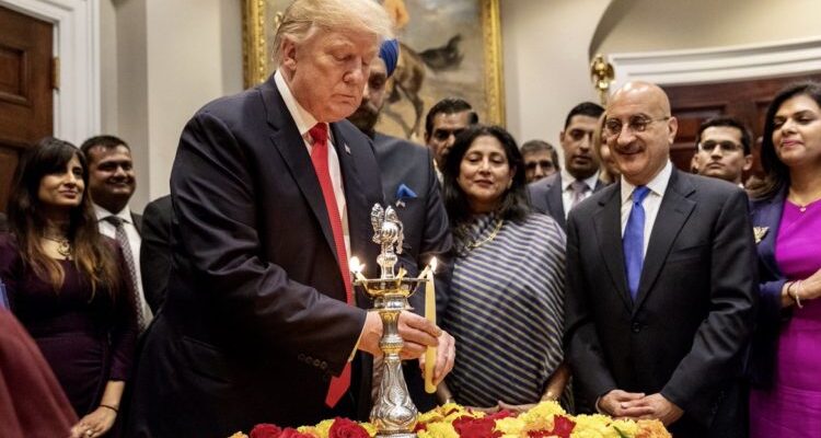 Indian Spiritual Ceremony at White House: क्या वाकई डोनाल्ड ट्रंप ने चुनावी जीत के बाद मंगवाए भारतीय पंडित? जानिए वायरल फोटो का हैरान करने वाला सच 1 Indian Spiritual Ceremony at White House: क्या वाकई डोनाल्ड ट्रंप ने चुनावी जीत के बाद मंगवाए भारतीय पंडित? जानिए वायरल फोटो का हैरान करने वाला सच