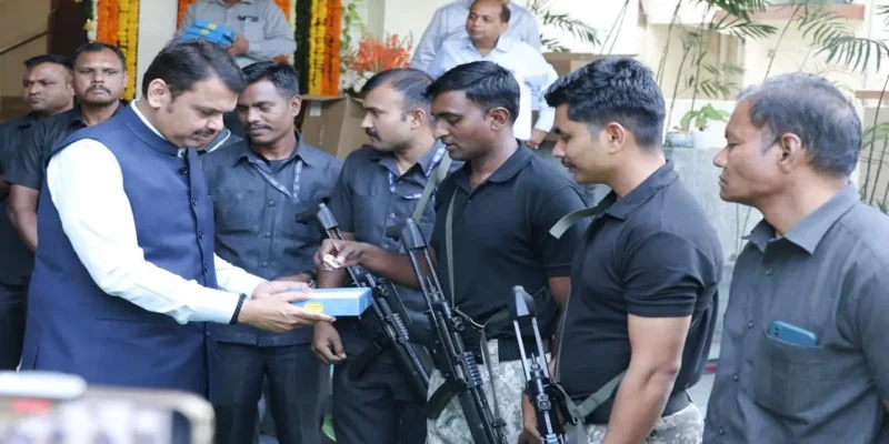 Fadnavis Security Upgrade: फडणवीस की सुरक्षा में तैनात हुए 200 कमांडो, पढ़िए क्यों लिया गया इतना बड़ा फैसला 1 Fadnavis Security Upgrade: फडणवीस की सुरक्षा में तैनात हुए 200 कमांडो, पढ़िए क्यों लिया गया इतना बड़ा फैसला