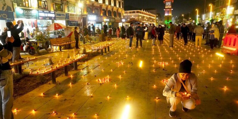 Srinagar's First Grand Diwali Celebration: कश्मीर की धरती पर इतिहास रचा गया; लाल चौक पर पहली बार मनी भव्य दिवाली, हजारों दीयों की रोशनी से जगमगाया आसमान