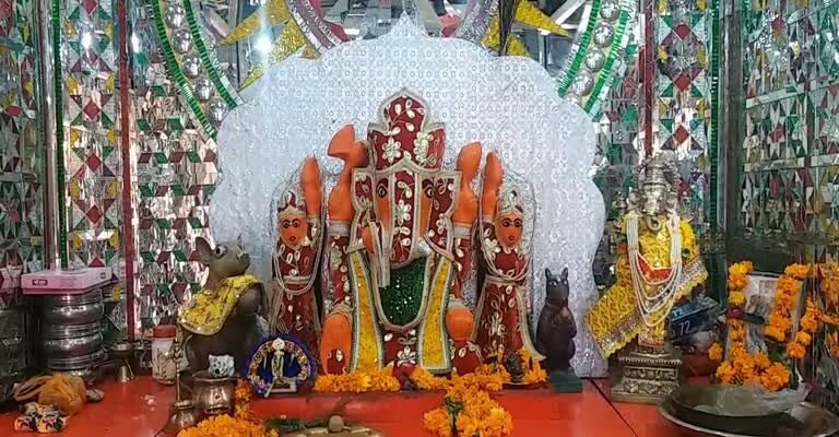 Arji Wale Ganesh Ji Temple in Gwalior: 'अर्जी वाले गणेश जी' के दर्शन से होती है हर मुराद पूरी, जानिए MP के इस मंदिर का रहस्य 1 Arji Wale Ganesh Ji Temple in Gwalior: 'अर्जी वाले गणेश जी' के दर्शन से होती है हर मुराद पूरी, जानिए MP के इस मंदिर का रहस्य