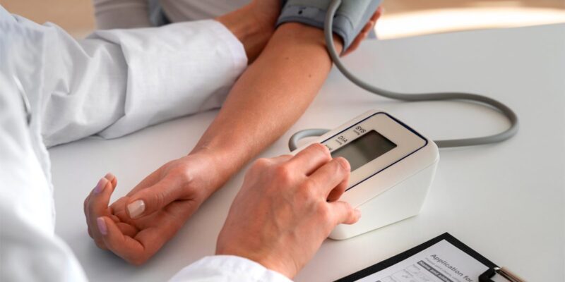 Blood Pressure Rise: सर्दियों में क्यों चढ़ जाता है बीपी का मीटर? डॉक्टर से जानें इसकी वजह, कंट्रोल करने में मिलेगी मदद