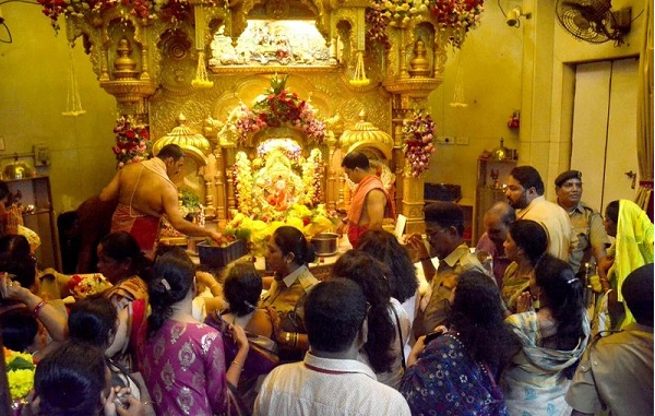मुंबई: सिद्धिविनायक मंदिर में ड्रेस कोड लागू, अब अंग प्रदर्शन वाले वस्त्र पहनकर नहीं कर पाएंगे दर्शन 1 सिद्धिविनायक मंदिर