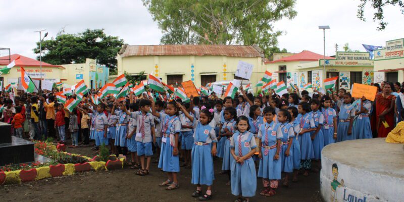 National Anthem Tradition: महाराष्ट्र का एक ऐसा गांव, जहां रोज सुबह लोग गाते हैं राष्ट्रगान, इसके बाद ही खुलती हैं दुकानें 1 National Anthem Tradition: महाराष्ट्र का एक ऐसा गांव, जहां रोज सुबह लोग गाते हैं राष्ट्रगान, इसके बाद ही खुलती हैं दुकानें