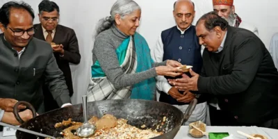Halwa Ceremony: हलवा सेरेमनी वाले हलवे में क्या-क्या डाला जाता है, क्यों बजट से पहले इसे बनाया जाता है, यहां जानिए हर सवाल का जवाब