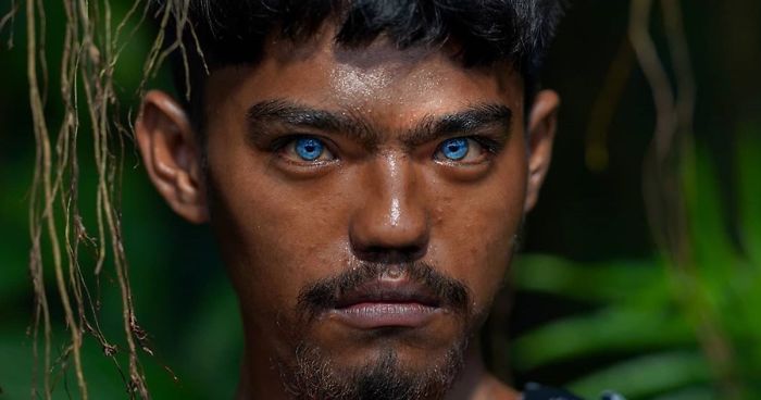 Why Buton Tribe Has Blue Eyes: नीली आंखों वाले इन लोगों को देखते ही लगता है डर, क्या है इसकी वजह? 1 Why Buton Tribe Has Blue Eyes: नीली आंखों वाले इन लोगों को देखते ही लगता है डर, क्या है इसकी वजह?
