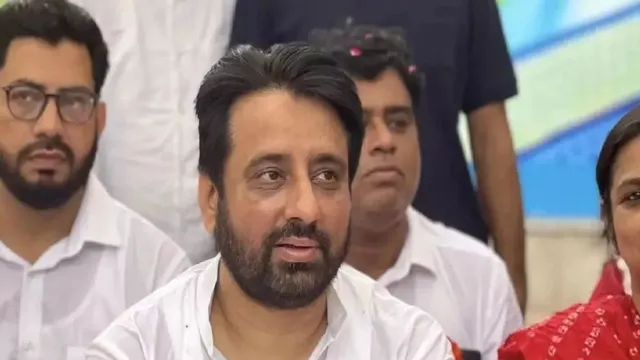 Amanatullah Khan: अमानतुल्लाह खान फरार, 5 राज्यों में छापेमारी, क्या खुद सामने आएंगे AAP विधायक?
