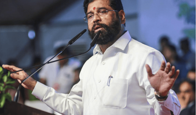 पुणे रेप के आरोपी की NCP विधायक संग दिखी तस्वीर, शिंदे ने कहा - "किसी भी पार्टी का हो बक्शा नहीं जाएगा" 1 पुणे