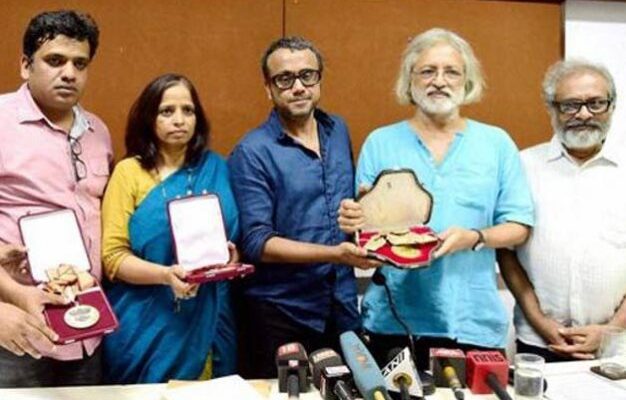 Award Wapsi Gang: एजेंडे के लिए सम्मान का अपमान वाला अवॉर्ड वापसी गैंग अब क्या करेगा? संसदीय समिति ने कर दी ये सिफारिश